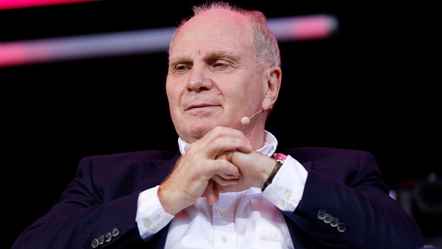 Uli Hoeneß, Ehrenpräsident des FC Bayern München, glaubt an eine Rückkehr von Ex-Gladbach-Manager Max Eberl ins Fußballgeschäft. Das Foto zeigt ihn am 8. September 2021 bei Europas führender Digitalisierungsinitiative auf Entscheider-Level DIGITAL X in der Koelnmesse.