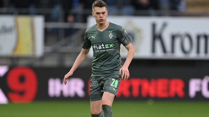 Matthias Ginter kontrolliert am 5. Februar 2022 beim Auswärtsspiel in Bielefeld den Ball.
