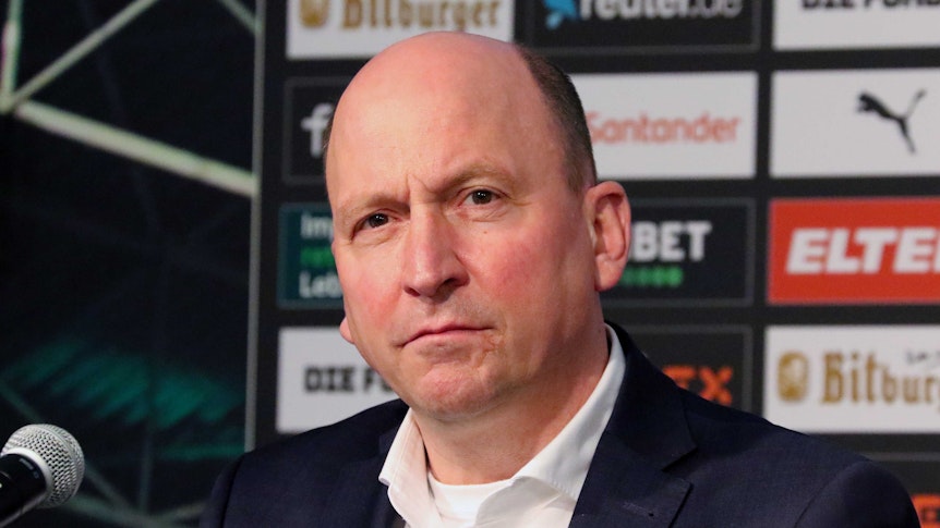 Der aktuell wohl wichtigste Entscheider im Borussia-Park: Stephan Schippers. Auf diesem Foto ist der Geschäftsführer von Borussia Mönchengladbach am 15. Februar 2022 während einer Pressekonferenz zu sehen. Schippers blickt in die Kamera des Fotografen.