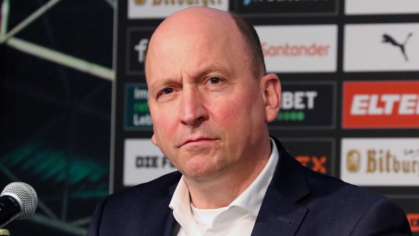 Gladbach-Geschäftsführer Stephan Schippers, hier zu sehen am 15. Februar 2022 während einer Pressekonferenz im Borussia-Park. Schippers schaut zur Seite.
