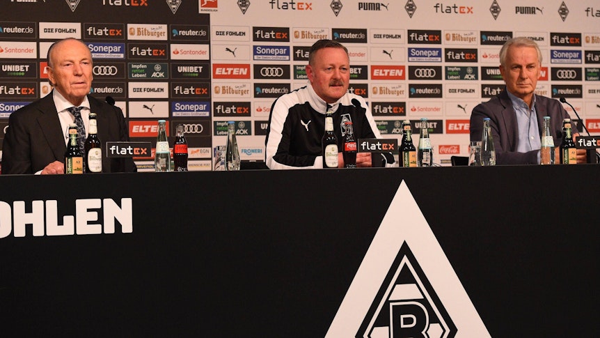 Vorstellung des neuen Gladbacher Sportdirektors Roland Virkus (M.) am 15. Februar 2022 im Borussia-Park. Dabei sind auch Präsident Rolf Königs (l.) und Vizepräsident Rainer Bonhof (r.).