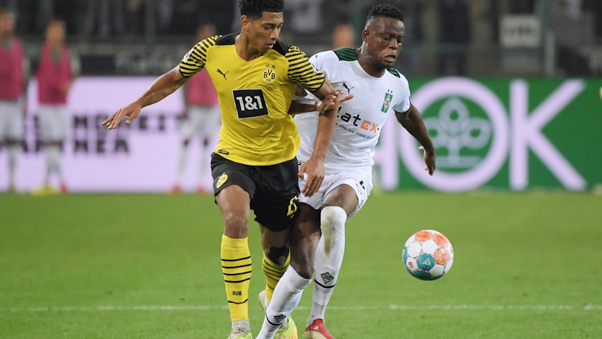 Jude Bellingham (Borussia Dortmund, l.) ), Denis Zakaria (damals noch Borussia Mönchengladbach, r.), beim Hinspiel beider Teams am 25. September 2021 im Borussia-Park im Zweikampf.