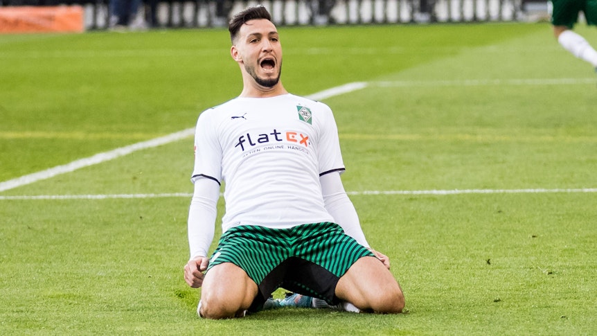 Ramy Bensebaini von Borussia Mönchengladbach bejubelt seinen Treffer im Bundesliga-Spiel gegen den FC Augsburg am 12. Februar 2022 im Borussia-Park.