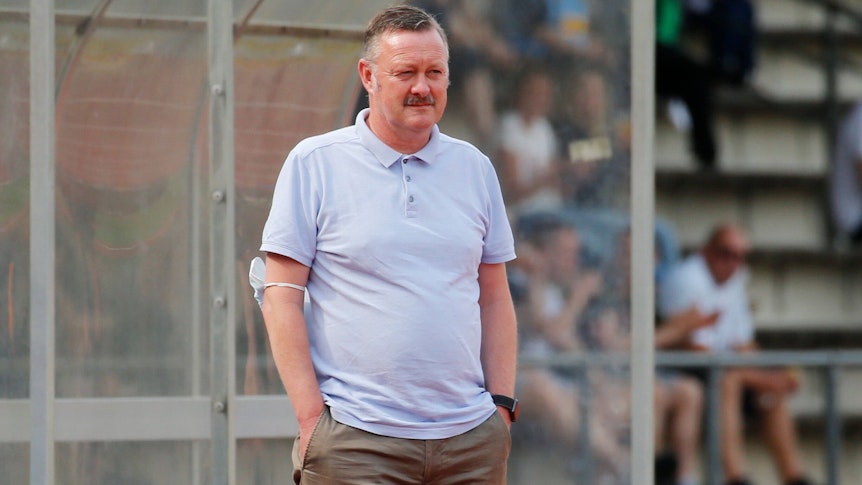Roland Virkus, Sportdirektor von Borussia Mönchengladbach. Auf diesem Foto ist der 55-Jährige am 21. August 2021 im Rheydter Grenzlandstadion zu sehen. Virkus blickt auf das Spielfeld.