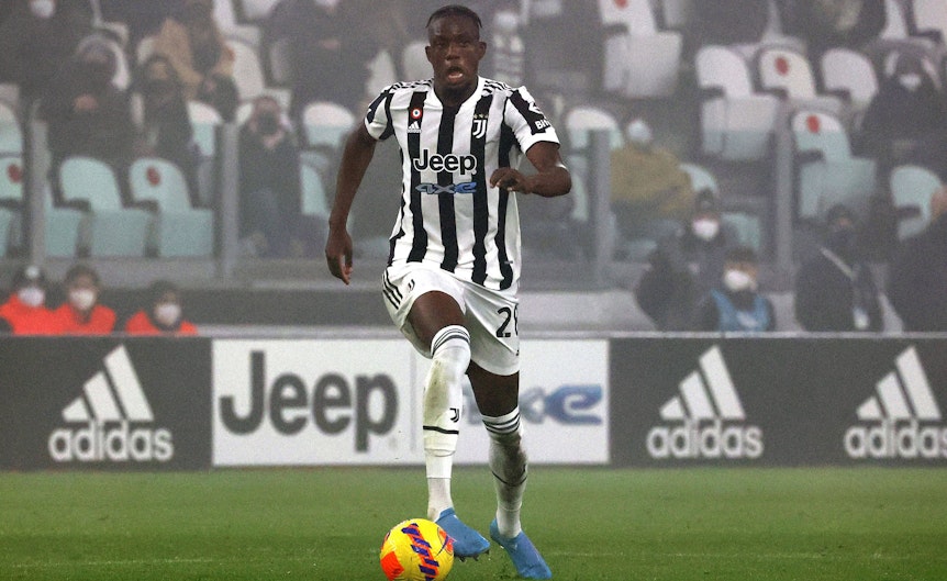 Gladbachs ehemaliger Mittelfeldspieler Denis Zakaria steht seit dem 31. Januar 2022 beim italienischen Klub Juventus Turin unter Vertrag. Auf diesem Foto ist der Schweizer am 6. Februar in Turin zu sehen. Zakaria führt den Ball am Fuß.
