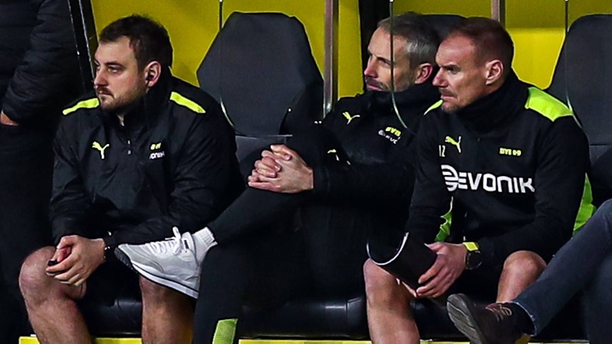 Der ehemalige Gladbach-Coach Marco Rose (M.) erlebt mit seinen Assistenten Rene Maric (l.) und Alexander Zickler (r.) auf der Trainer-Bank in Dortmund aktuell schwere Zeiten. Diese Aufnahme aus dem Signal-Iduna-Park stammt vom 17. Februar 2022. Rose und Co schauen recht angefressen auf das Spielgeschehen.