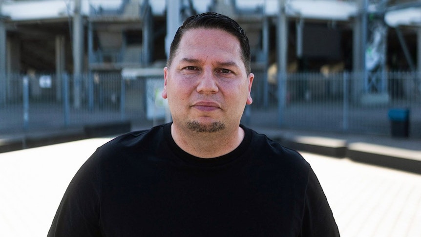 Dirk Dillenberger, hier zu sehen am 19. Februar 2022 im Borussia-Park, ist Schriftsteller und bekennender Fan von Fußball-Bundesligist Borussia Mönchengladbach. Dillenberger steht vor den Stadiontoren im Nordkurvenbereich.