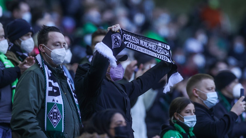 Fans von Borussia Mönchengladbach am 12. Februar 2022 im Borussia-Park. Die Anhänger tragen wegen der Corona-Pandemie Schutz-Masken.