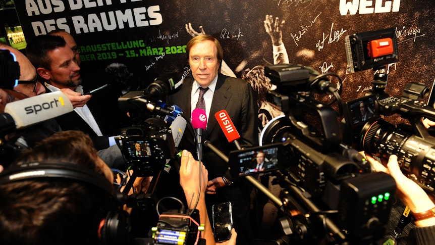 Günter Netzer (M.) ist gebürtiger Gladbacher und bis dato die wohl schillerndste Persönlichkeit, die bei Borussia Mönchengladbach gespielt hat. Auf diesem Bild ist der Welt- und Europameister am 5. September 2019 im Borussia-Park zu sehen.