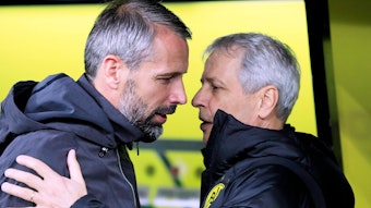 Das Fanprojekt von Borussia Mönchengladbach hat noch einmal mit Ex-Trainer Marco Rose (l.) abgerechnet und segnet die nahende Entscheidung, dass Lucien Favre (r.) neuer Fohlen-Coach werden soll, ab. Auf diesem Foto sind Favre und Rose am 19. Oktober 2019 in Dortmund zu sehen. Favre und Rose umarmen sich.