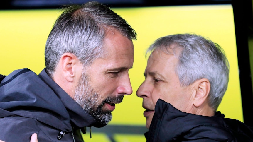 Die Trainer Lucien Favre (r.) und Marco Rose (l.) am 19. Oktober 2019 im Dortmunder Stadion. Favre und Rose begrüßen sich.