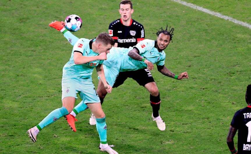 Ex-Gladbach-Profi Valentino Lazaro hat die Fußball-Bundesliga mit seinem Hackentreffer gegen Bayer Leverkusen am 8. November 2020 begeistert. Lazaro gelingt in dieser Szene der sogenannte Scorpion-Kick.
