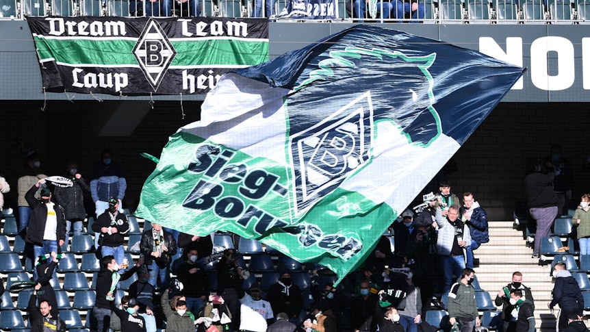 Fußball 1. Bundesliga 22. Spieltag Borussia Mönchengladbach - FC Augsburg am 12.02.2022 im Borussia-Park in Mönchengladbach Fahne im Fanblock Mönchengladbach Zuschauer / Besucher / Fans DFL regulations prohibit any use of photographs as image sequences and/or quasi-video. xHDx