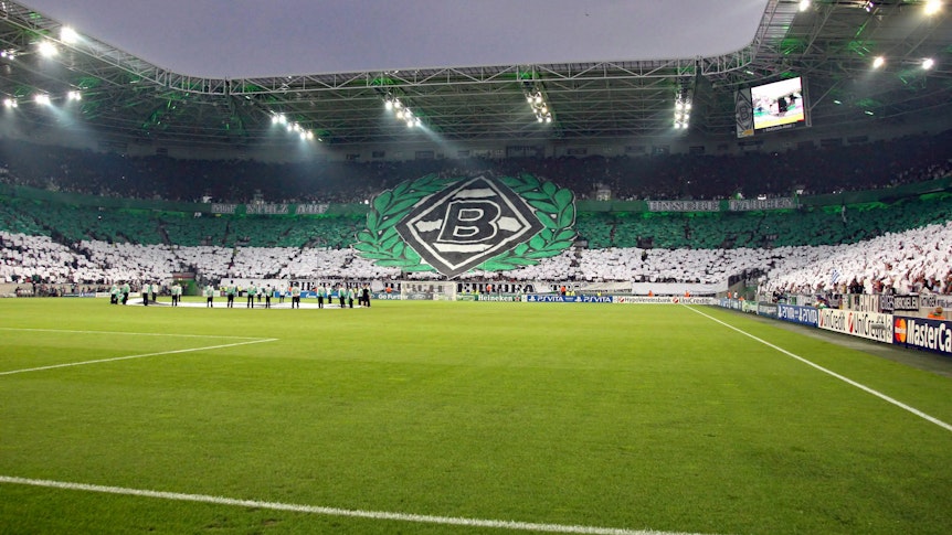 Der Borussia-Park am 21. August 2012. Die Fans auf den Rängen erwarten die Mannschaften von Borussia Mönchengladbach und Dynamo Kiew zum Qualifikations-Duell für die UEFA Champions League. Zu sehen ist eine Choreografie der Gladbach-Anhänger.