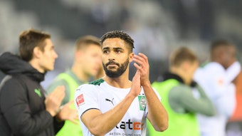 Verlässt Borussia Mönchengladbach diesen Sommer: Offensivspieler Keanan Bennetts, hier zu sehen am 15. Dezember 2021 im Borussia-Park. Bennetts klatscht in die Hände.