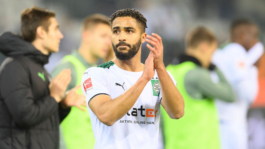 Verlässt Borussia Mönchengladbach diesen Sommer: Offensivspieler Keanan Bennetts, hier zu sehen am 15. Dezember 2021 im Borussia-Park. Bennetts klatscht in die Hände.