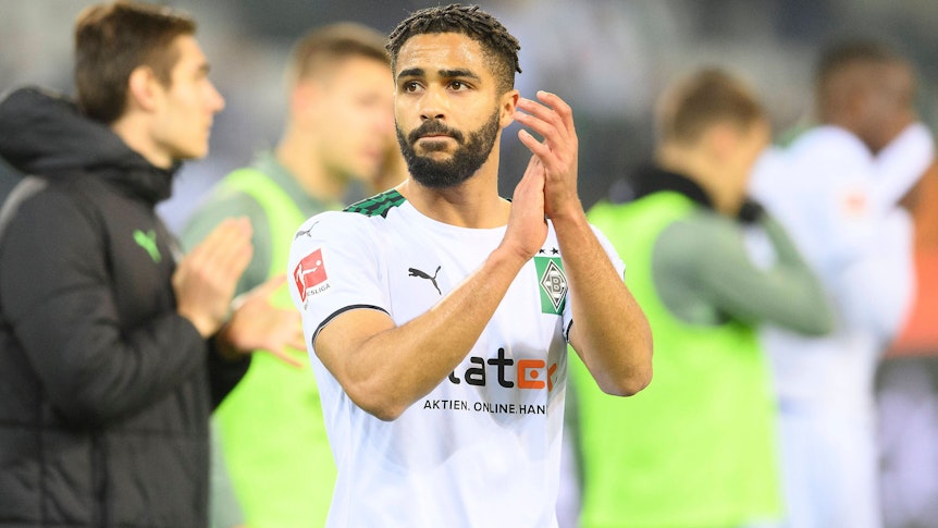 Keanan BENNETTS MG klatscht, klatschend, Gestik, Geste, Fussball 1. Bundesliga, 16.Spieltag, Borussia Mönchengladbach MG - Eintracht Frankfurt F 2:3, am 15.12.2021 in Mönchengladbach.