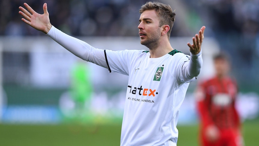 Christoph Kramer von Borussia Mönchengladbach hält beim Heimspiel gegen den FC Augsburg am 12. Februar 2022 die Hände in die Luft und beschwert sich.