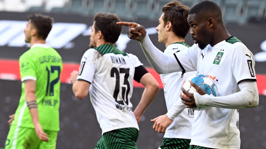 Marcus Thuram zeigt mit dem Finger außerhalb der Kamera