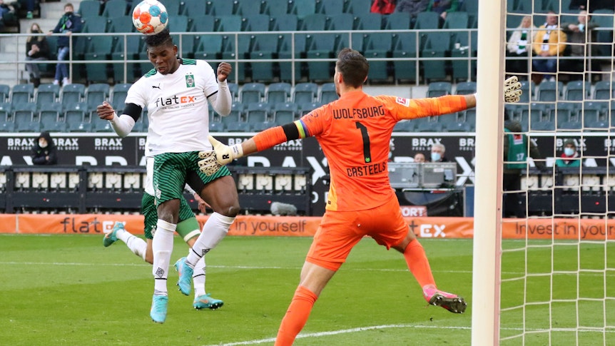 Breel Embolo (l.) von Borussia Mönchengladbach beim 2:2 gegen den VfL Wolfsburg am 26. Februar 2022 im Borussia-Park.