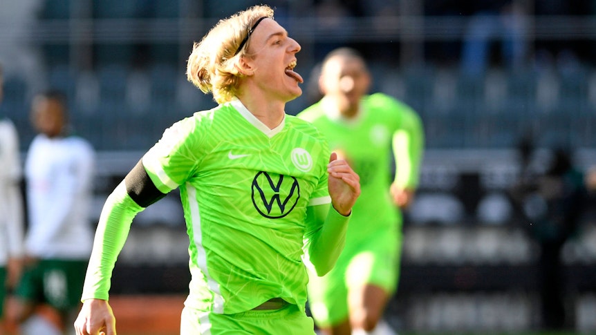 Abwehrspieler Sebastiaan Bornauw vom VfL Wolfsburg bejubelt vor der Nordkurve im Borussia-Park seinen Treffer zum zwischenzeitlichen 2:0 im Bundesliga-Duell gegen Borussia Mönchengladbach. Bornauw streckt die Zunge raus.