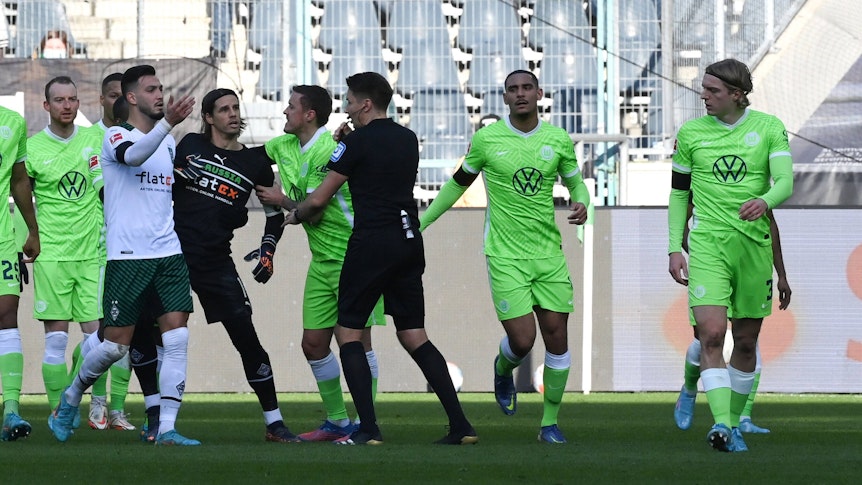 Mit seinen provokativen Gesten Richtung Gladbach-Fans hat Sebastiaan Bornauw (r.) vom VfL Wolfsburg für eine sogenannte Rudelbildung im Borussia-Park gesorgt. Max Kruse (4.v.r.) hält Borussia-Keeper Yann Sommer zurück. Bornauw blickt nach hinten.