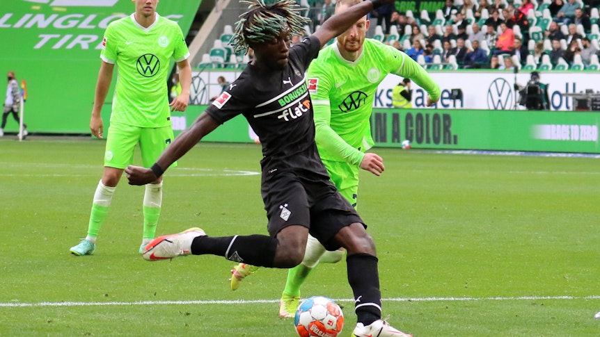 Manu Koné schießt einen Ball im Spiel gegen den VfL Wolfsburg am 26. Februar 2022.