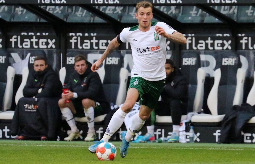 Jordan Beyer von Borussia Mönchengladbach beim Bundesliga-Spiel gegen den VfL Wolfsburg am 26. Februar 2022. Beyer führt den Ball am Fuß.