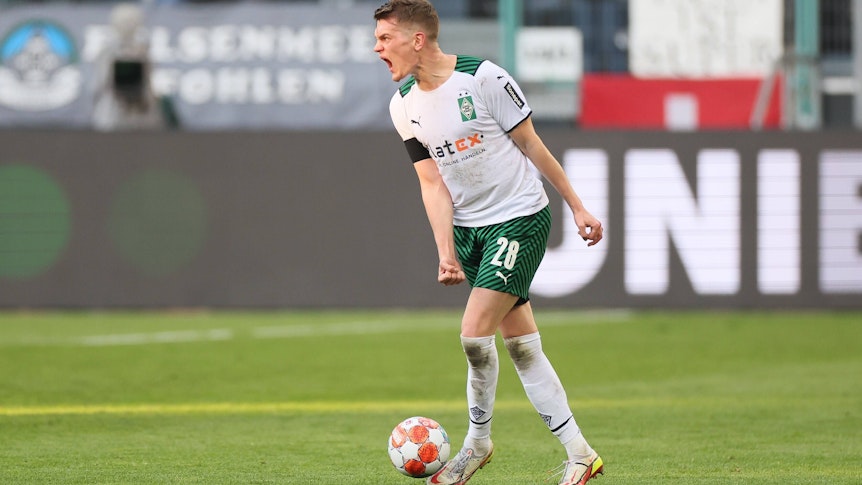 Matthias Ginter schreit sich am 26.Februar 2022 beim Match zwischen Borussia Mönchengladbach und dem VfL Wolfsburg die Seele aus dem Leib.