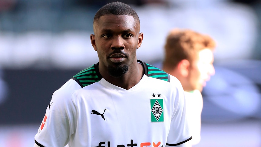 Gladbach-Stürmer Marcus Thuram. Auf diesem Foto ist der Franzose am 26. Februar 2022 im Borussia-Park während des Bundesliga-Duells gegen den VfL Wolfsburg zu sehen. Thuram beobachtet aufmerksam das Spielgeschehen.