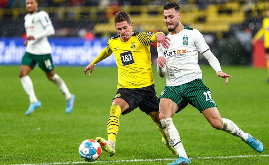 Ramy Bensebaini (r.) im Zweikampf um den Ball mit Thorgan Hazard (l.) am 20. Februar 2022 im Signal-Iduna-Park.