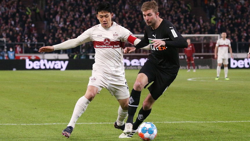 05.03.2022, Deutschland, Stuttgart, Fußball Bundesliga, Saison 2021/2022, VfB Stuttgart vs. Borussia Mönchengladbach, v.l. Wataru Endo VfB, Christoph Kramer Glad Gemäß den Vorgaben der DFL Deutsche Fußball Liga ist es untersagt, in dem Stadion und/oder vom Spiel angefertigte Fotoaufnahmen in Form von Sequenzbildern und/oder videoähnlichen Fotostrecken zu verwerten bzw. verwerten zu lassen. *** 05 03 2022, Germany, Stuttgart, Fußball Bundesliga, Saison 2021 2022, VfB Stuttgart vs Borussia Mönchengladbach, f l Wataru Endo VfB , Christoph Kramer Glad According to the regulations of the DFL Deutsche Fußball Liga, it is prohibited to exploit or have exploited photographs taken in the stadium and or from the game in the form of sequence pictures and or video-like photo series