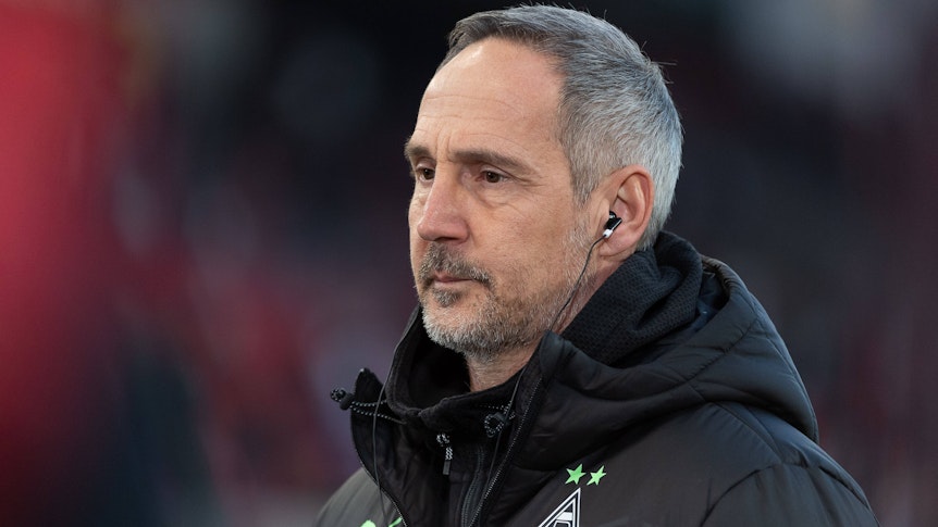 Adi Hütter befindet sich mit seinem Klub Borussia Mönchengladbach nach der Niederlage beim VfB Stuttgart erneut in der Krise und steht bei Fans und Fußball-Experten ordentlich in der Kritik. Das Foto zeigt ihn traurig schauend.
