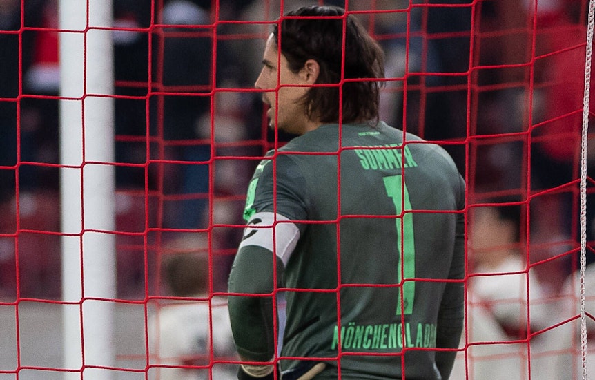 Frust bei Yann Sommer Borussia Mönchengladbach nach dem Tor zum 3:2 durch Sasa Kalajdzic VfB Stuttgart.