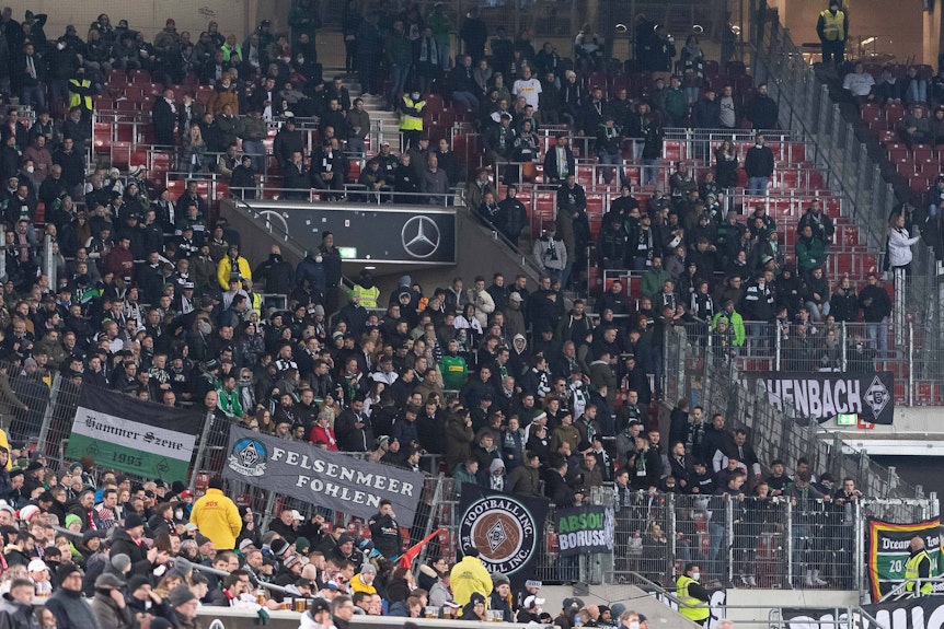 Der Gästeblock mit Fans von Borussia Mönchengladbach beim Bundesliga-Gastspiel beim VfB Stuttgart.