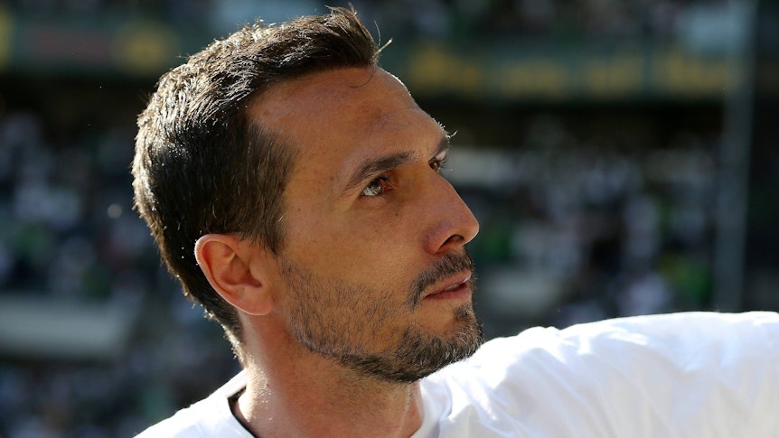 Martin Stranzl, ehemaliger Kapitän von Borussia Mönchengladbach. Hier zu sehen am 7. Mai 2016 im Borussia-Park. Stranzl blickt Richtung Fan-Kurve.