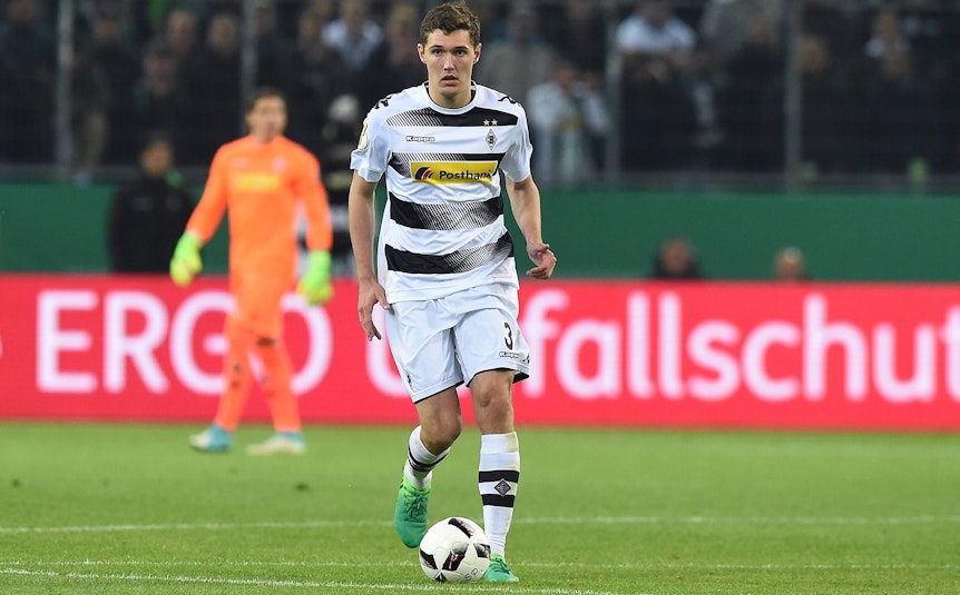 Andreas Christensen, Verteidiger vom FC Chelsea, soll sich für einen Sommer-Wechsel zum FC Barcelona entschieden haben. Auf diesem Foto ist der Däne am 25. April 2017 im Trikot von Borussia Mönchengladbach im Borussia-Park zu sehen. Christensen führt den Ball.