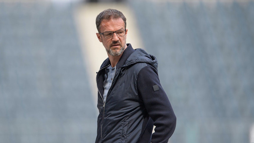 Fredi Bobic, Geschäftsführer Sport bei Hertha BSC. Auf diesem Bild ist der 50-Jährige am 17. April 2021 im Borussia-Park in Mönchengladbach zu sehen. Bobic blickt zur Seite.