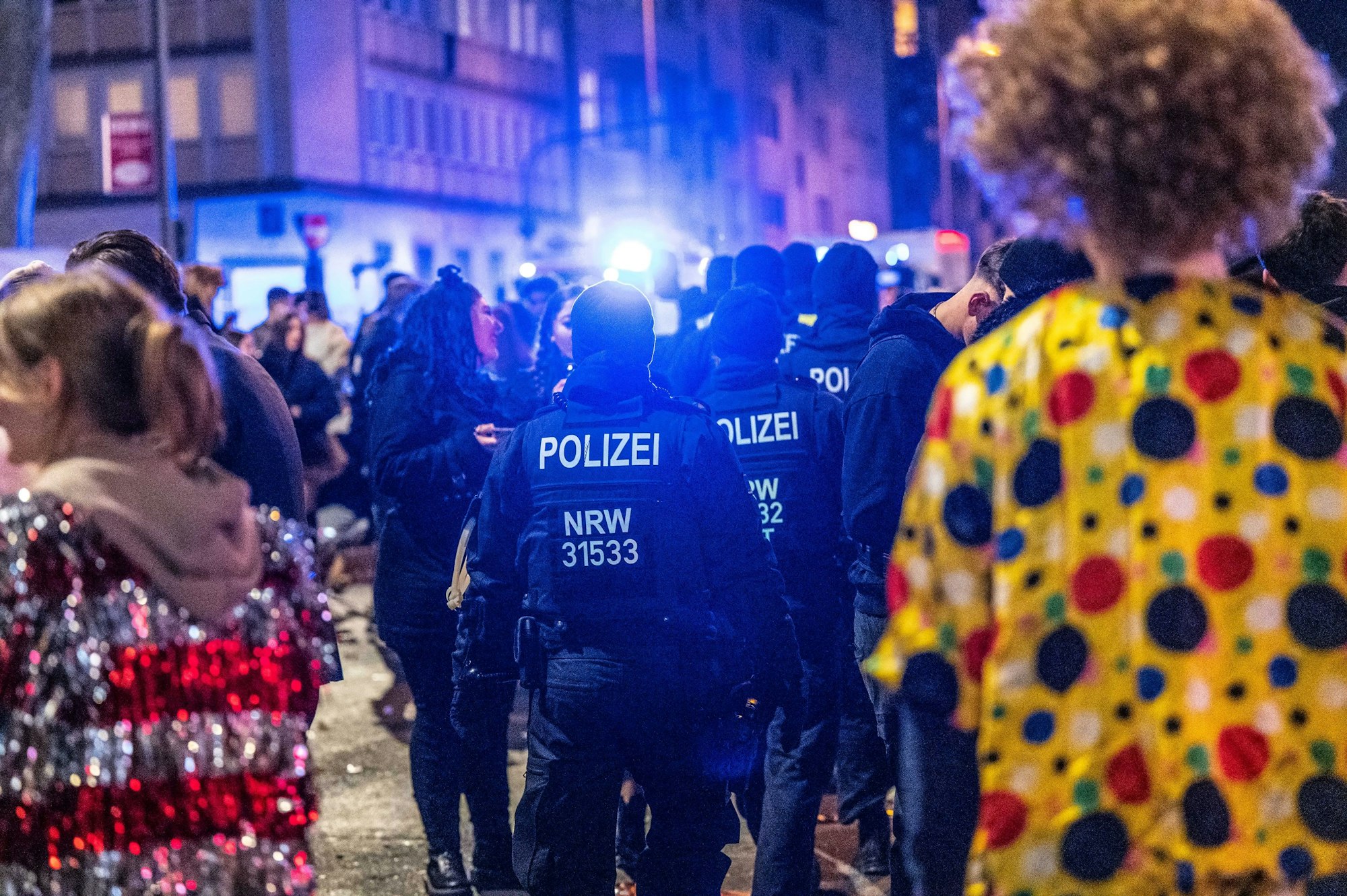 Polizeieinsatzkräfte auf der Zülpicher Straße am 26. Februar 2022
