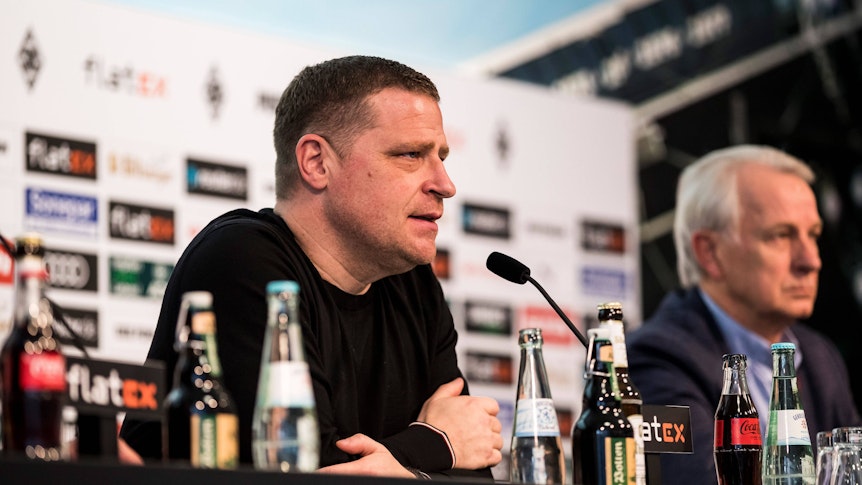 Max Eberl (l.) und Rainer Bonhof (r.) während der Pressekonferenz von Borussia Mönchengladbach am 28.01.2022.