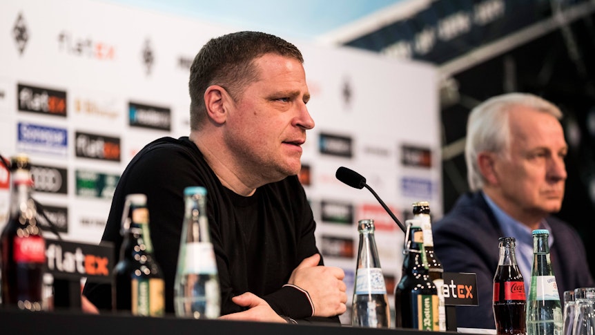 Max Eberl (l.) und Rainer Bonhof (r.) während der Pressekonferenz von Borussia Mönchengladbach vom 28.01.2022. Eberl spricht ins Mikrofon.
