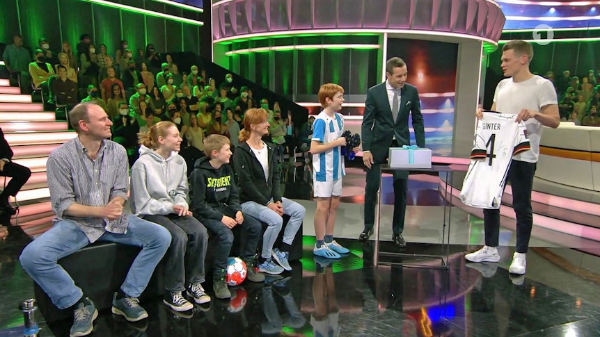 Matthias Ginter von Borussia Mönchengladbach In der 49. Ausgabe (12. März 2022) der ARD-Familienshow „Klein gegen Groß – Das unglaubliche Duell“ mit Laura, die Anhängerin vom 1. FC Köln ist. Ginter überreicht Laura ein Trikot der DFB-Elf.