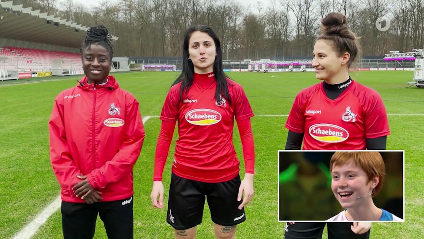 In der 49. Ausgabe (12. März 2022) der ARD-Familienshow „Klein gegen Groß – Das unglaubliche Duell“ bekommt die 13-jährige Laura, die Anhängerin vom 1. FC Köln ist, eine Videobotschaft von FC-Spielerinnen vom Geißbockheim..
