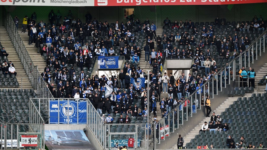 Fans von Hertha BSC, hier im Gästeblock des Borussia-Parks zu sehen, sind am Samstag (13. März 2022) nach dem Bundesligaspiel zwischen Gladbach und Berlin mit Fohlen-Anhängern aneinandergeraten. Die Fans schauen auf das Spielgeschehen.