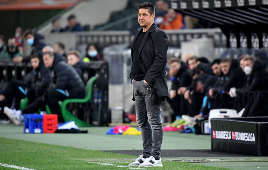 Interims-Cheftrainer Christian Peintinger an der Seitenlinie im Borussia-Park während des Bundesliga-Spiels (12. März 2022) gegen Hertha BSC. Peintinger vertritt aktuell in Gladbach den erkrankten Adi Hütter. Peintinger hat bei Hände in seinen Hosentaschen.