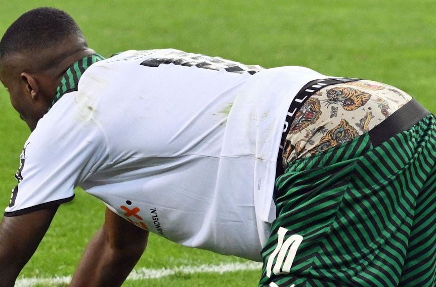 Stürmer Marcus Thuram von Fußball-Bundesligist Borussia Mönchengladbach im Bundesliga-Duell gegen Hertha BSC (12. März 2022). Nach einem Foul rappelt sich der Franzose wieder auf. Thuram trägt eine Tiger-Unterhose.