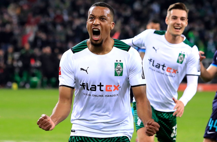 Gladbach-Stürmer Alassane Plea bejubelt seinen Elfmeter-Treffer beim Bundesliga-Sieg (2:0) der Borussia (12. März 2022) gegen Hertha BSC im Borussia-Park. Plea ballt die Fäuste und schreit seine Freude heraus.