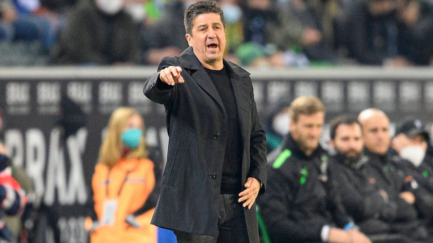 Christian Peintinger, Co-Trainer von Borussia Mönchengladbach, gestikuliert beim Spiel gegen Hertha BSC am 12. März 2022 an der Seitenlinie.