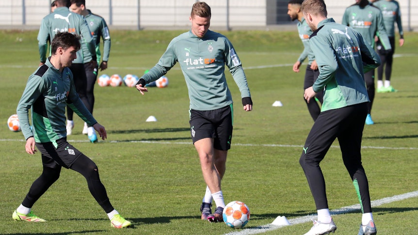 Joe Scally (l.), Nico Elvedi (Mitte) und Marvin Friedrich (r.) beim Training von Borussia Mönchengladbach am 10. März 2022.
