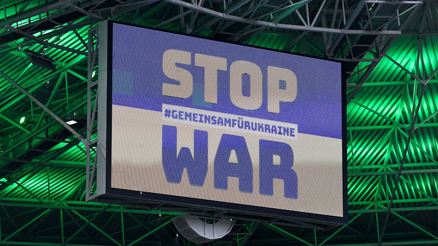 Auf den Screens des Borussia-Parks ist die Aufschrift „Stop War“ zusammen mit dem Hashtag „Gemeinsam für Ukraine“ zu lesen.